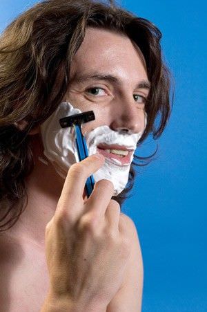 hombre afeitando la cara