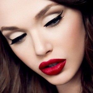 mujer con labios rojos