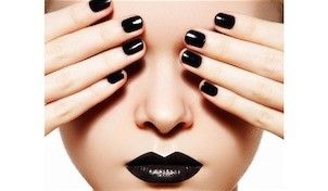 mujer con uñas negras