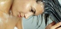 mujer lavando su pelo