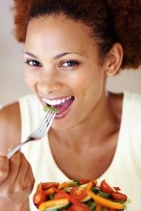 mujer comiendo ensalada