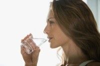 mujer tomando agua
