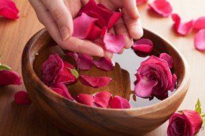 8 Usos del Agua de Rosas para la Belleza