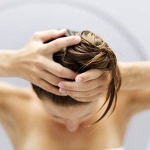 mujer lavando su pelo