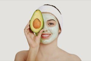 mujer con mascarilla de aguacate