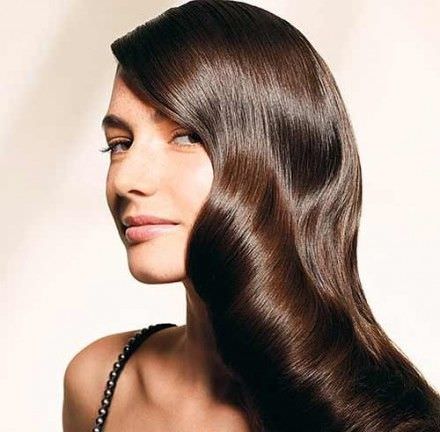 mujer con cabello brillante