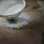 Use bicarbonato de sodio para el pelo graso.