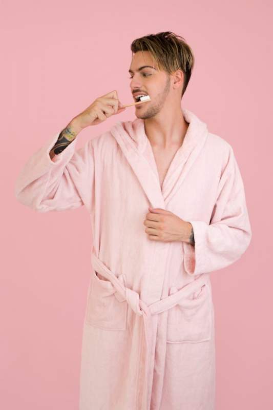 hombre cepillando los dientes