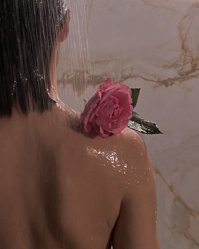 mujer duchando