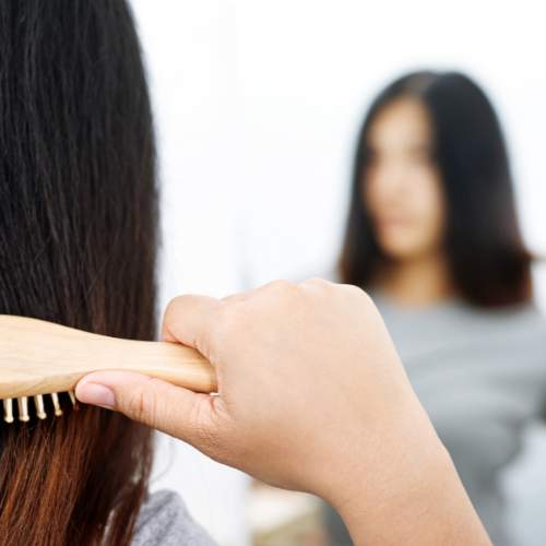 mujer peinando pelo