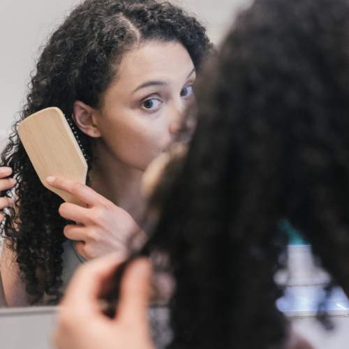 mujer con pelo rizo