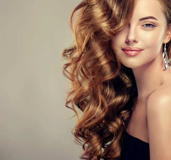 mujer con pelo ondulado brillante