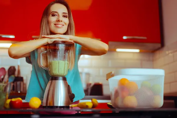 mujer haciendo batido