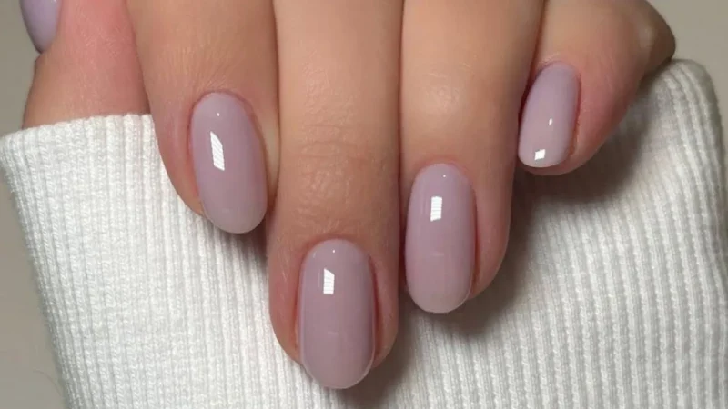 uñas color lavanda lechoso