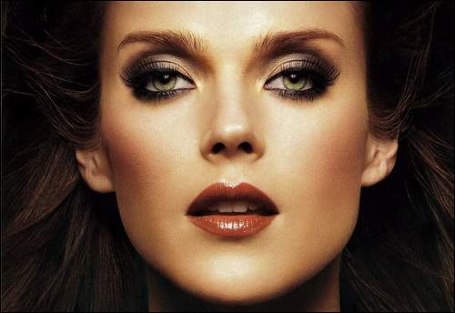 mujer con ojos avellana