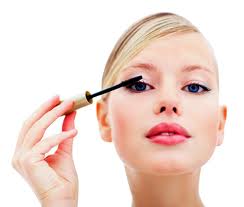 mujer poniendo maquillaje