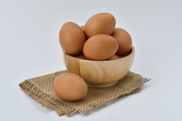 Use huevos para el cabello graso