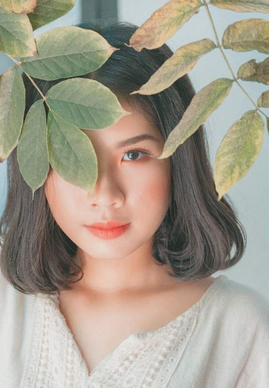 mujer bonita posando con planta