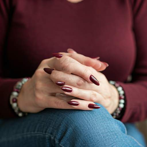 mujer con uñas rojas