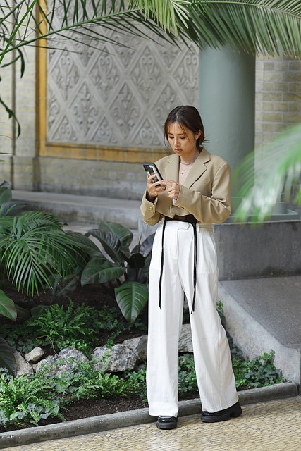 mujer con pantalones anchos