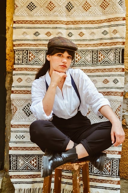 mujer con boina y camisa blanca