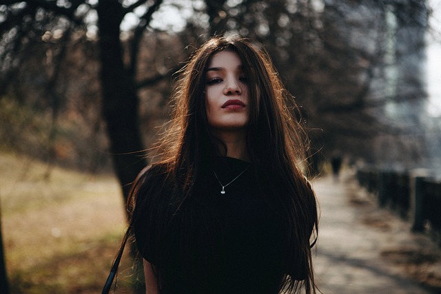 mujer vestida de negro