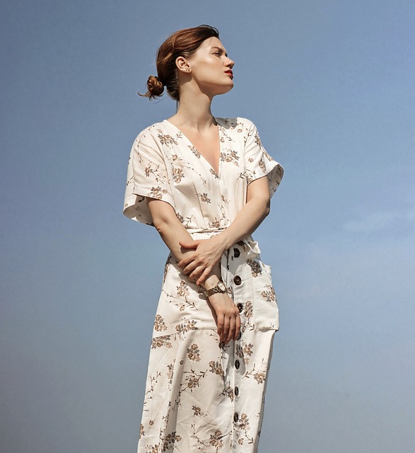 mujer con vestido blanco