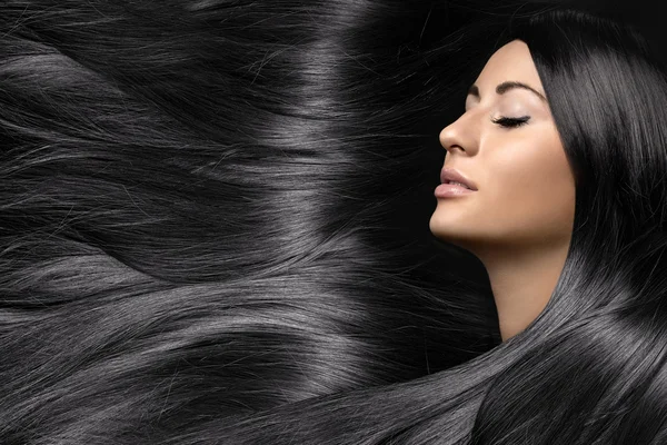 mujer con pelo negro brillante