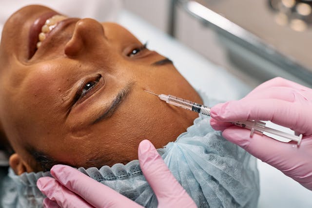 mujer inyectando botox