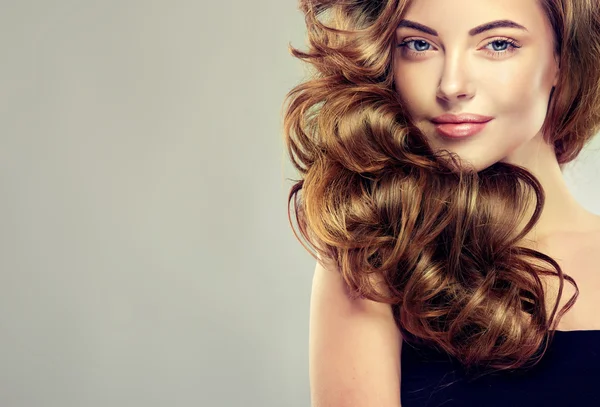 mujer con pelo lindo