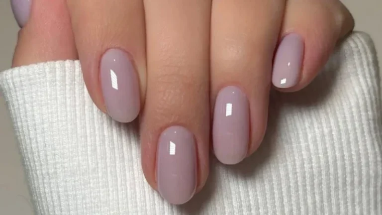 uñas color lavanda lechoso